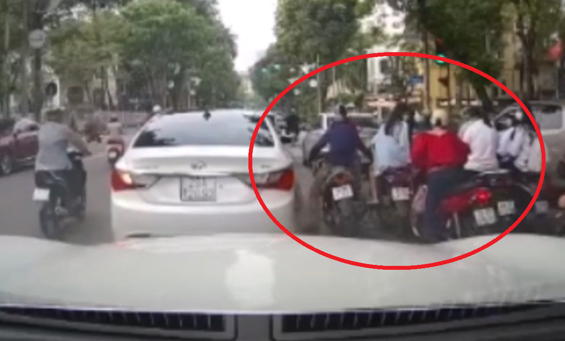 Tình huống khoảnh khắc gã đàn ông thò tay lấy cắp điện thoại sau khi đồng phạm giả vờ va chạm để đánh lạc hướng nạn nhân (Ảnh cắt từ clip). Tình huống khoảnh khắc gã đàn ông thò tay lấy cắp điện thoại sau khi đồng phạm giả vờ va chạm để đánh lạc hướng nạn nhân (Ảnh cắt từ clip).