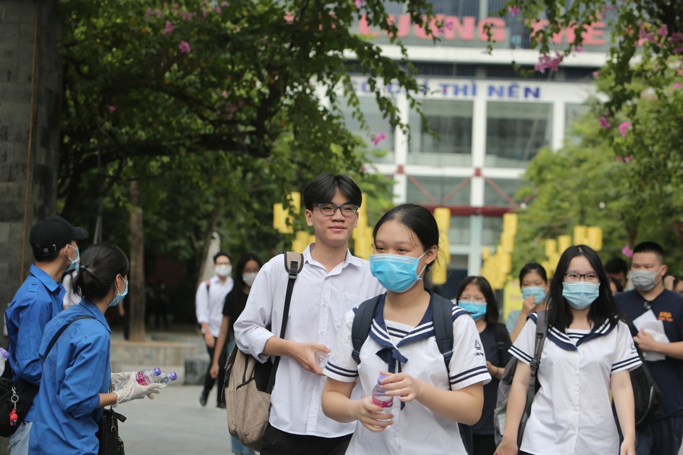 Chùm ảnh: Thí sinh tươi như hoa vì đề Toán vừa sức, tự tin 7 điểm trở lên - 8 Chùm ảnh: Thí sinh tươi như hoa vì đề Toán vừa sức, tự tin 7 điểm trở lên - 8