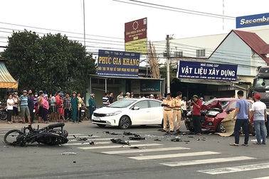 Tông trực diện ô tô trên đường đi chơi lễ về, hai thanh niên thương vong