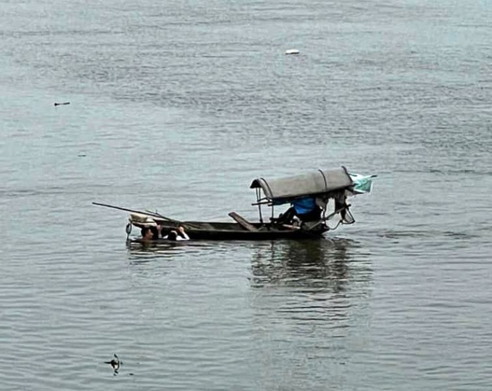 Thượng úy quân đội bất chấp hiểm nguy nhảy sông cứu cô gái bị đuối nước - 2 Thượng úy quân đội bất chấp hiểm nguy nhảy sông cứu cô gái bị đuối nước - 2
