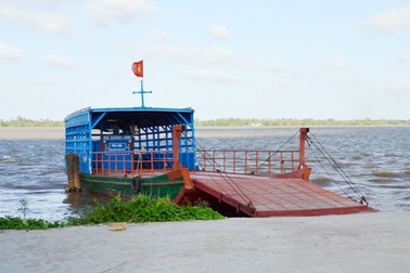 Người dân đồng lòng muốn mở bến phà qua sông, chính quyền làm khó?