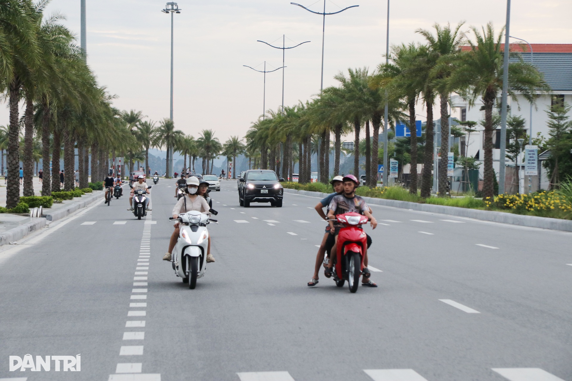 Tàu thuyền ở Quảng Ninh tìm khe núi neo đậu tránh trú bão Matmo - 10