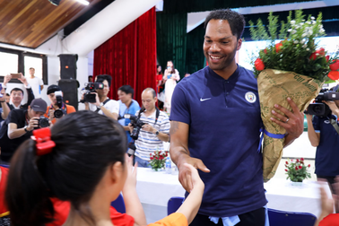 Ngôi sao Joleon Lescott giao lưu bóng đá với trẻ em làng trẻ SOS