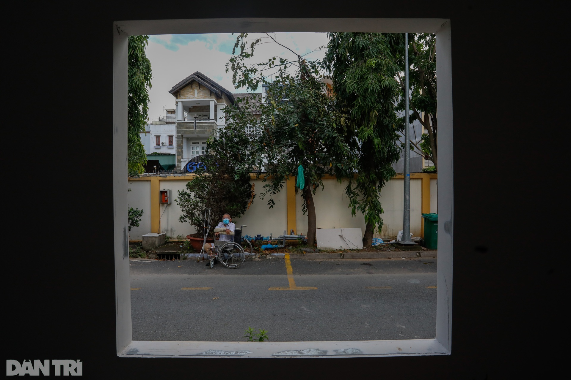 Người cao tuổi, mắc nhiều bệnh nền xúc động khi được tiêm vắc xin Covid-19 - 3