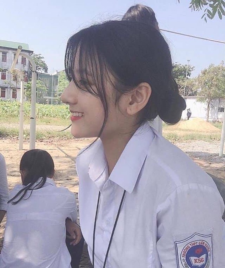 2 nữ sinh Việt như bản sao Địch Lệ Nhiệt Ba cực xinh với áo dài, đồng phục - 5 2 nữ sinh Việt như bản sao Địch Lệ Nhiệt Ba cực xinh với áo dài, đồng phục - 5