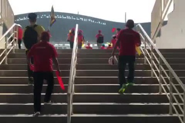 Cổ động viên Việt Nam bắt đầu vào sân Pakan Sari