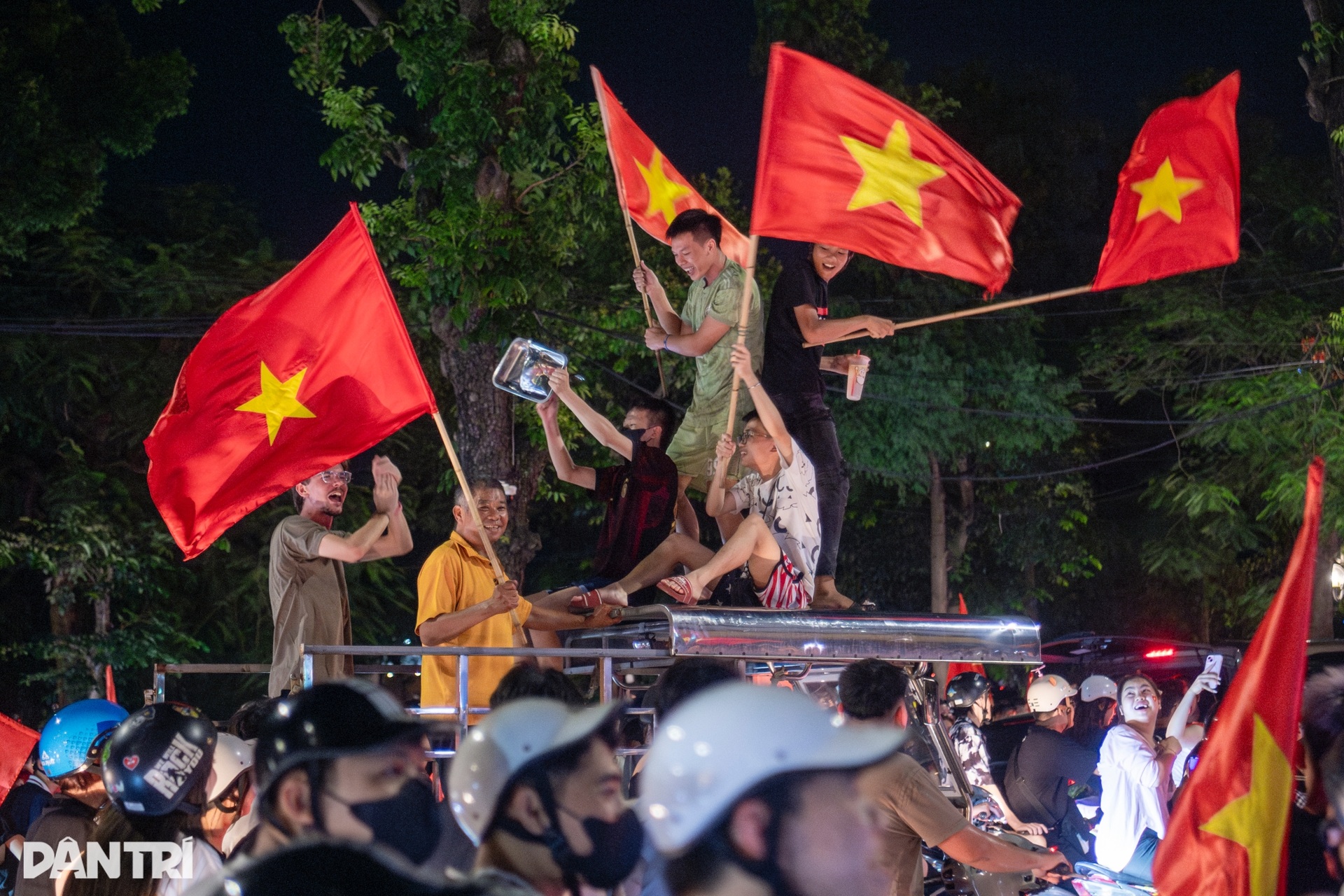 Biển người đỏ rực, Hà Nội không ngủ ăn mừng U23 vô địch Đông Nam Á - 6 Biển người đỏ rực, Hà Nội không ngủ ăn mừng U23 vô địch Đông Nam Á - 6