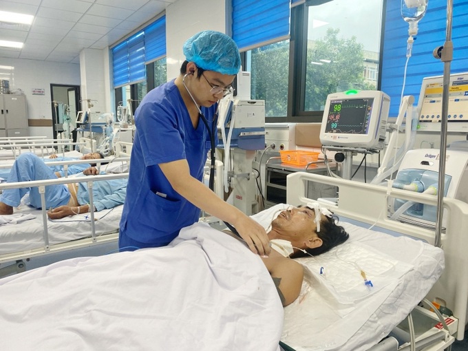 Bệnh nhân được thăm khám sau phẫu thuật (Ảnh: BVĐKTH)