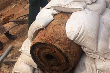 Tháo ngòi nổ cho quả bom “khủng” nặng 343 kg ngay tại nơi phát lộ