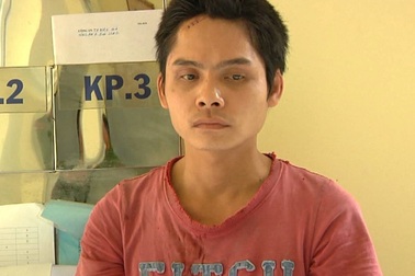 “Cẩu tặc” ném ớt bột vào mặt người truy đuổi, 2 người té xe bị thương