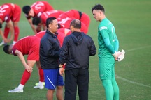 HLV Park Hang Seo gặp riêng Văn Lâm, tuyển Việt Nam rạng rỡ chờ đấu Thái Lan