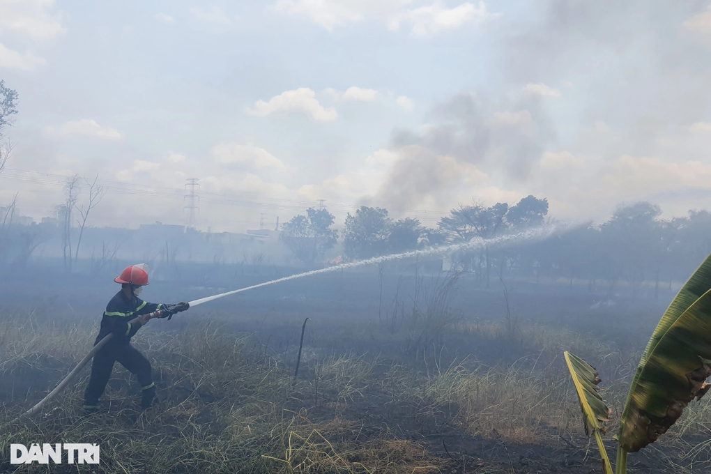 TPHCM: Khói trắng bao phủ quốc lộ, hàng trăm người bịt mũi vượt qua - 2