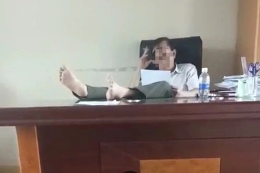 Hạt trưởng kiểm lâm nói gì về hành vi gác chân lên bàn làm việc?
