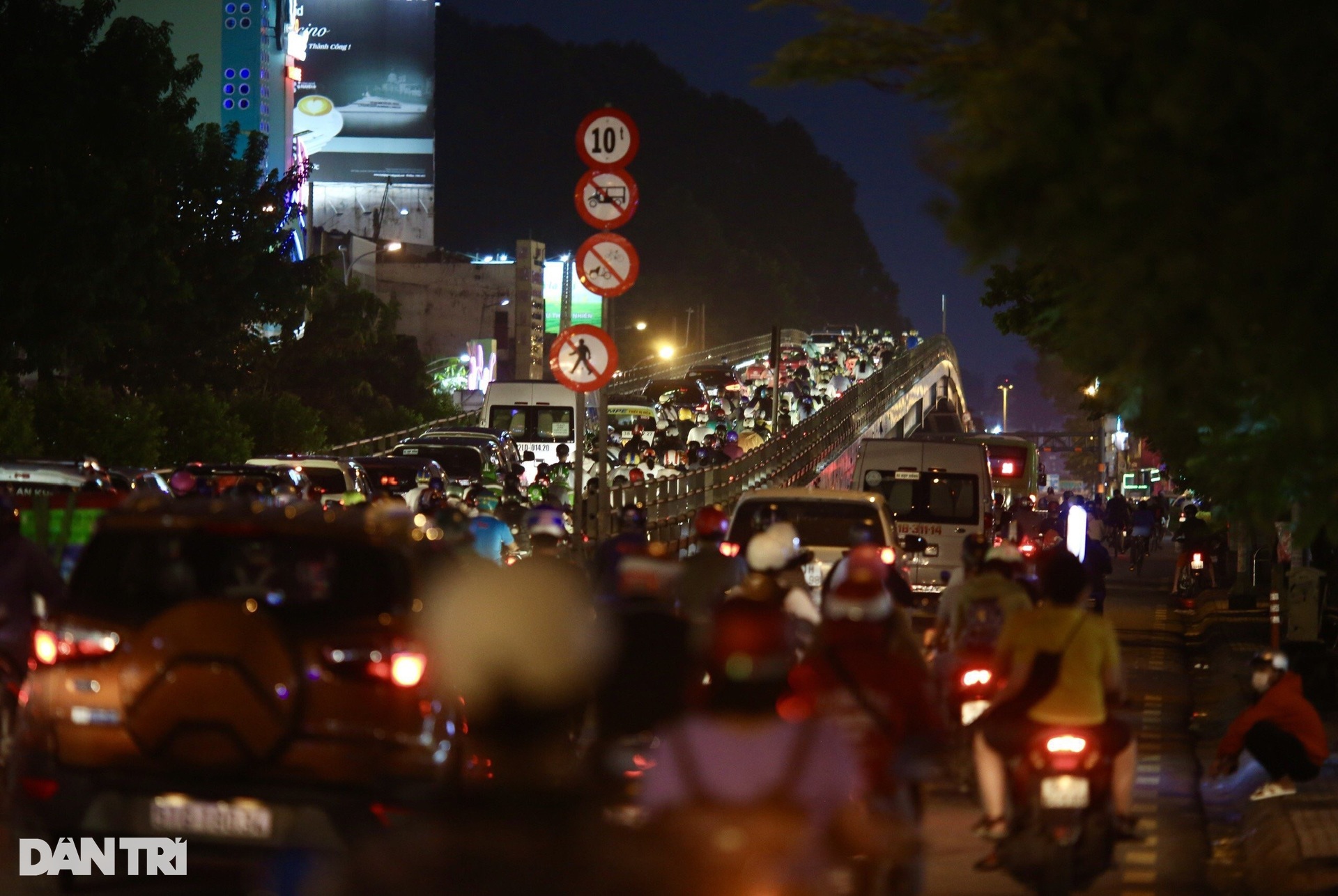 Ùn tắc bủa vây ở TPHCM, dòng xe nối dài tìm lối thoát - 1 Ùn tắc bủa vây ở TPHCM, dòng xe nối dài tìm lối thoát - 1