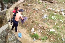 Người đàn ông đi đường cứu thành công một phụ nữ nhảy cầu tự tử