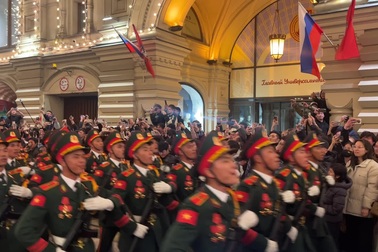 Kiều bào chờ 4 tiếng, hát vang Quốc ca đón đoàn Quân đội Việt Nam tại Nga