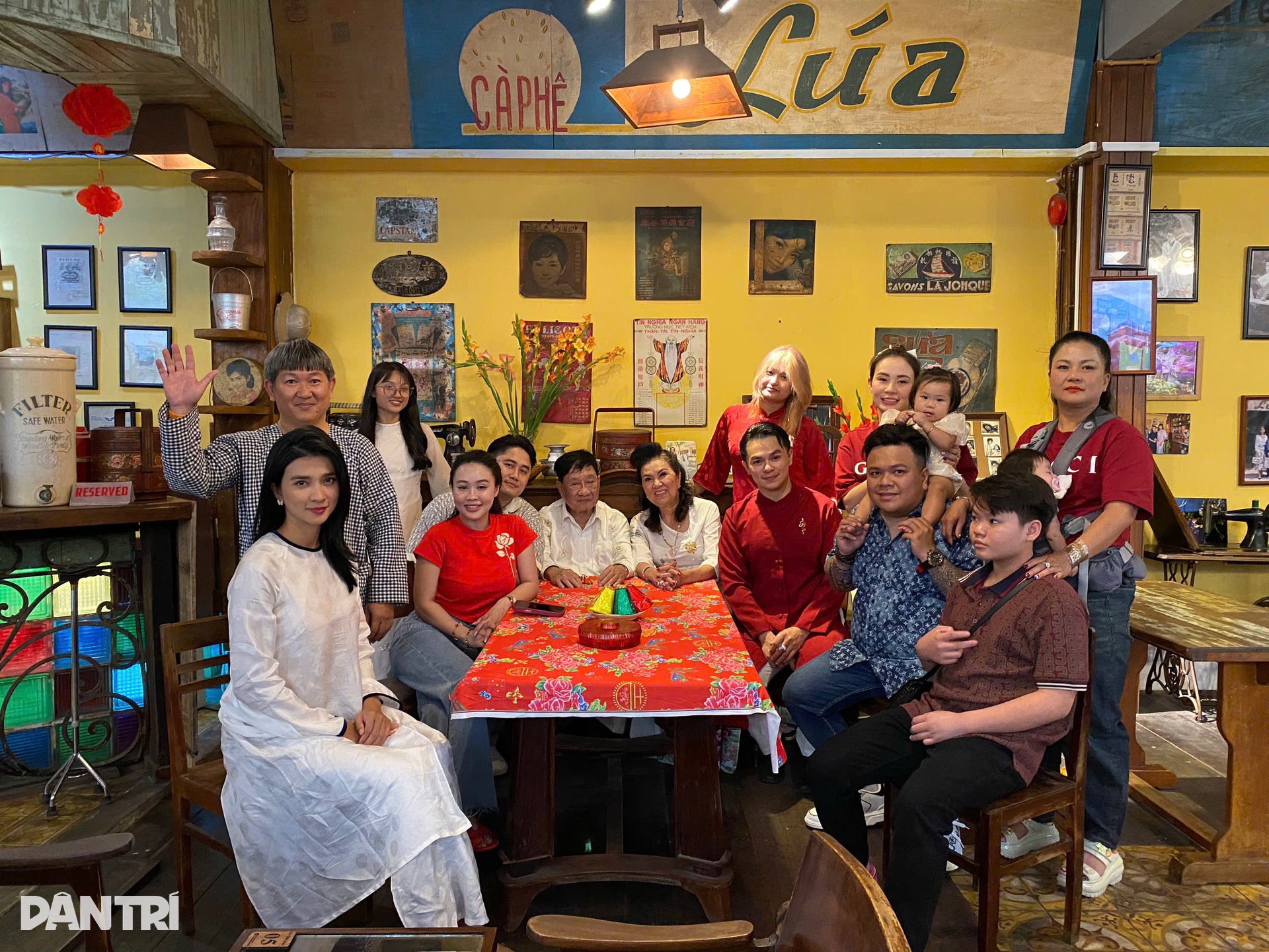 Nghệ sĩ Việt đến cà phê cổ tìm hương vị Tết xưa - 2