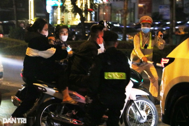 Đập điện thoại vào đầu cảnh sát 141 khi bị dừng xe kiểm tra độ cồn