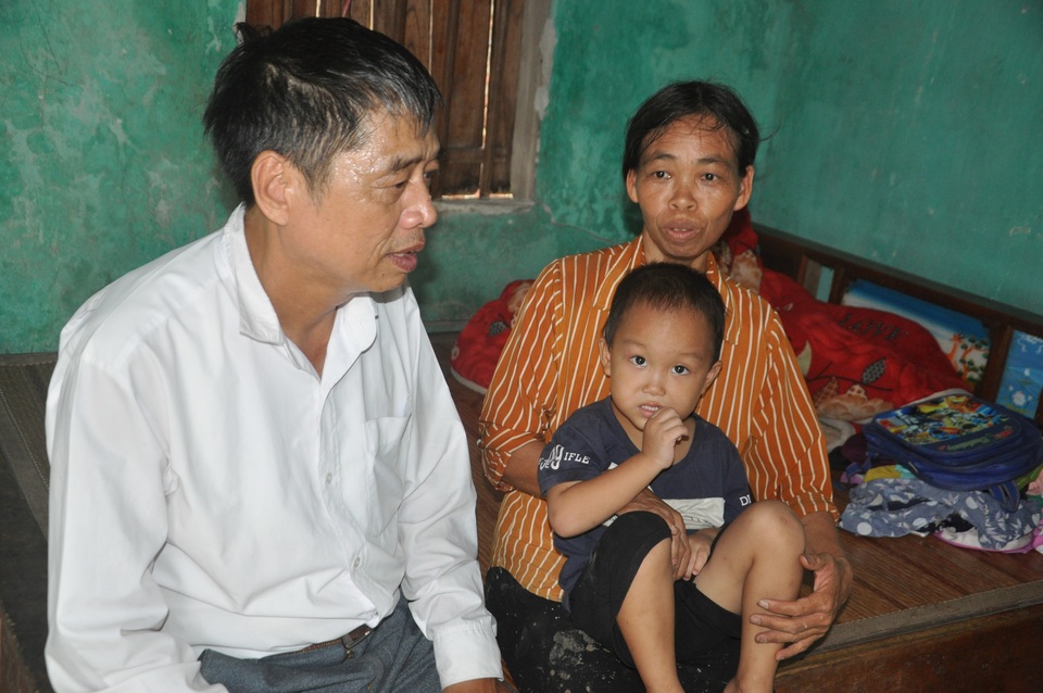Hai đứa trẻ mồ côi khốn khổ đói run người trong túp lều nóng như lò bánh mì - 7 Hai đứa trẻ mồ côi khốn khổ đói run người trong túp lều nóng như lò bánh mì - 7