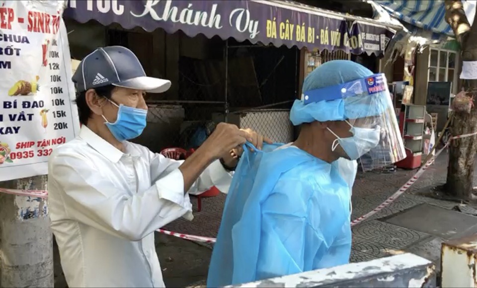 Đà Nẵng: Ba người tình nguyện làm “người vận chuyển” ở khu vực phong toả - 4 Đà Nẵng: Ba người tình nguyện làm “người vận chuyển” ở khu vực phong toả - 4