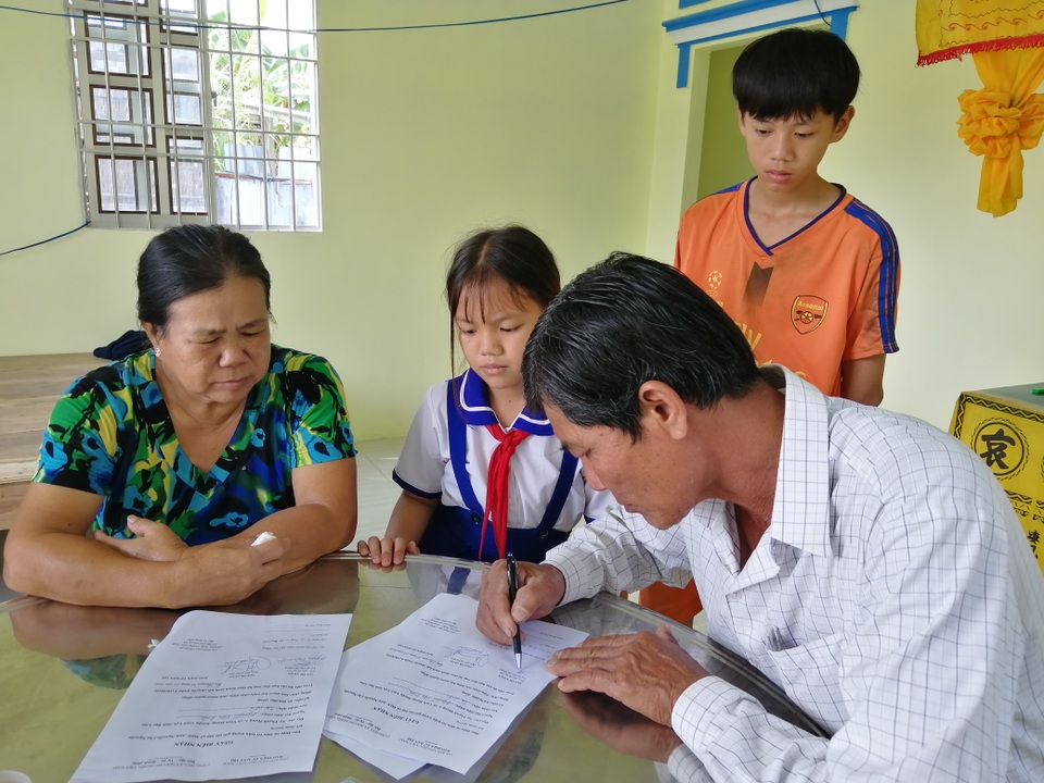 Bạn đọc Dân trí giúp hơn 71 triệu đồng đến gia đình bé gái bị u bướu xương cụt - 3 Bạn đọc Dân trí giúp hơn 71 triệu đồng đến gia đình bé gái bị u bướu xương cụt - 3