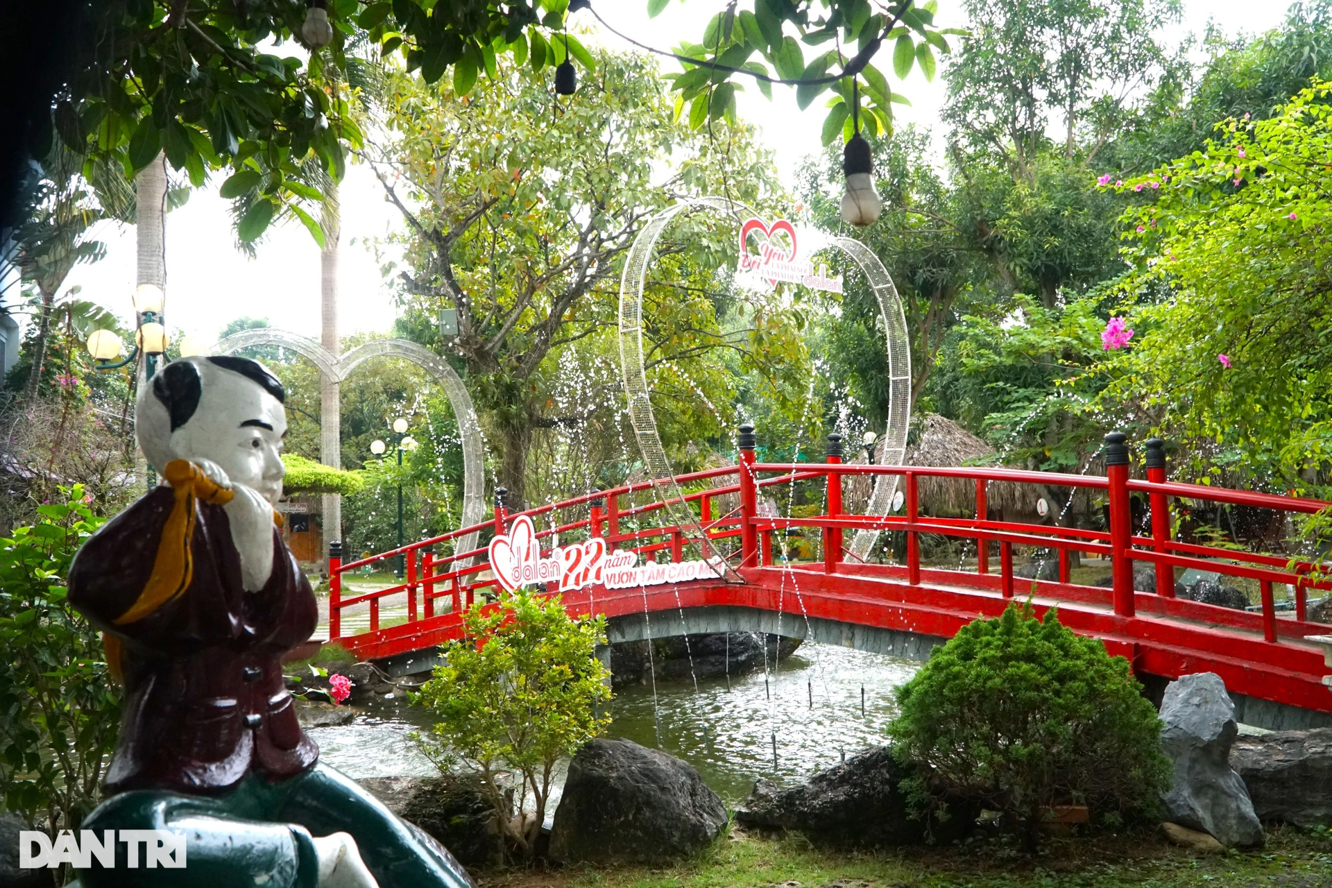 Công viên biểu tượng của tình kết nghĩa bị băm nát - 3 Công viên biểu tượng của tình kết nghĩa bị băm nát - 3