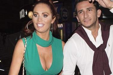 Người đẹp Anh diện váy xẻ bạo đi chơi với bồ mới