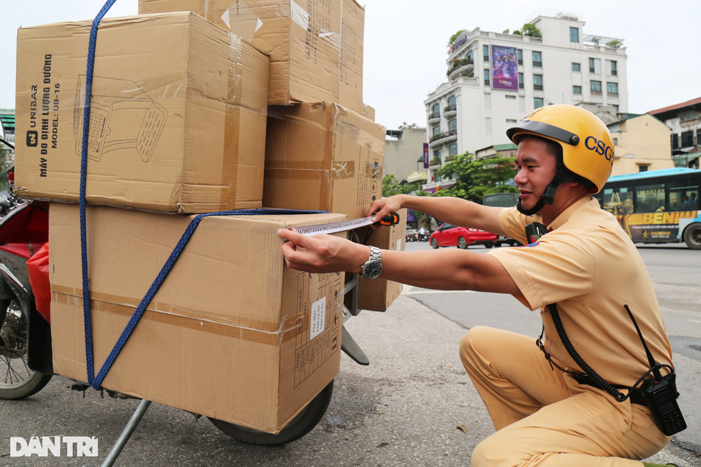 CSGT xử lý hàng loạt xe máy chở hàng cồng kềnh trên phố Hà Nội - 4 CSGT xử lý hàng loạt xe máy chở hàng cồng kềnh trên phố Hà Nội - 4