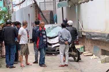 Rơi từ tầng 20 khách sạn trúng nóc ô tô, người đàn ông tử vong