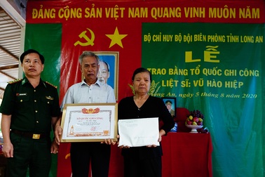 Xúc động lễ trao bằng Tổ quốc ghi công cho liệt sĩ Bộ đội Biên phòng