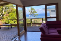 Nhà gỗ trên đảo có tầm nhìn bao trọn vùng biển của mẹ Việt ở trời Tây