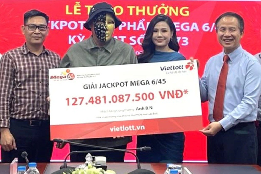 Customer wins Vietlott over 127 billion VND by choosing a series of numbers according to the voucher given - 1 Khách trúng Vietlott hơn 127 tỷ đồng nhờ chọn dãy số theo voucher được tặng - 1