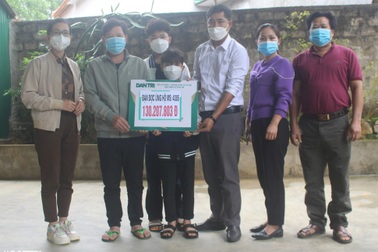 Hơn 300 triệu đồng đến với cậu bé bị ung thư máu