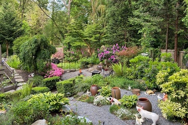 Mẹ Việt trổ tài làm vườn ở trời Tây: Đầy ắp rau sạch, sum suê cây trái