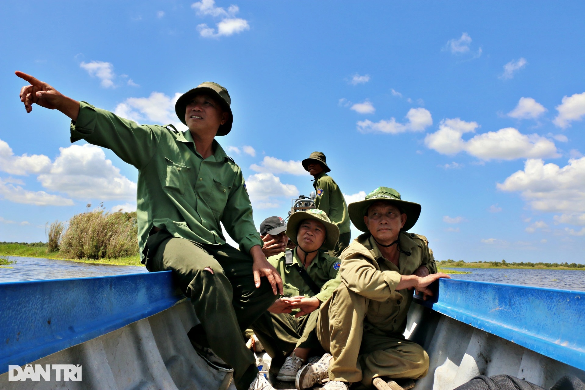 Straining to guard against fire to preserve treasures in U Minh Thuong forest - 7