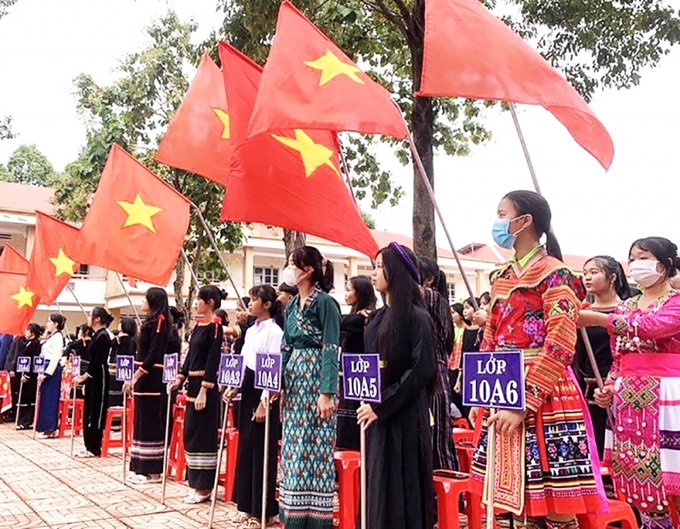 Học sinh Trường Trung học phổ thông dân tộc nội trú Nơ Trang Lơng, tỉnh Đắk Lắk dự lễ khai giảng năm học mới 2022-2023 (Ảnh C-L)