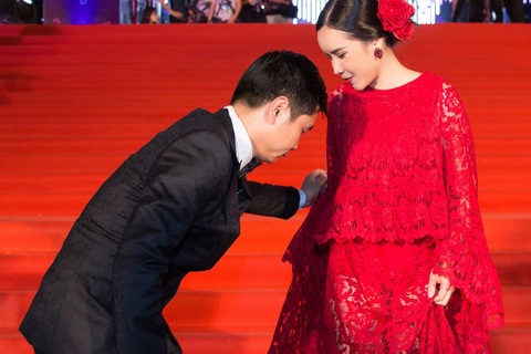 Nhạc sĩ "quyền lực" Hồ Hoài Anh khom người chỉnh váy cho bà xã