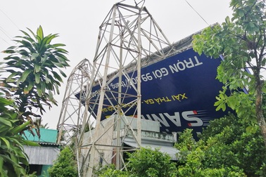 Bảng quảng cáo “khủng” đổ sập trong cơn mưa lớn