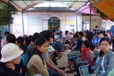 Chen nhau suốt đêm mua vé tàu