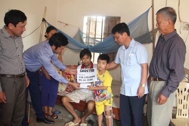 Bạn đọc giúp 2 bố con bị hoại tư xương hơn 145 triệu đồng