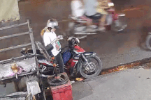 Dừng xe mua vịt quay bên đường, cô gái bất ngờ bị giật điện thoại