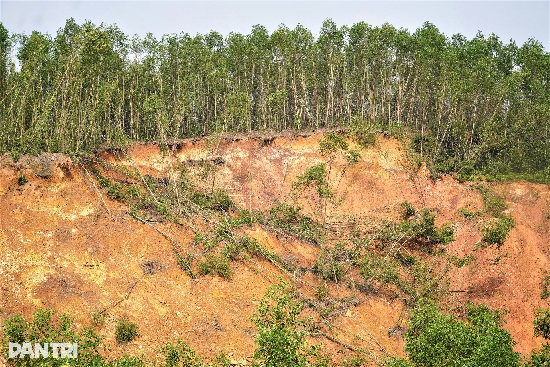 Hạ tràn hồ Kẻ Gỗ sạt lở, nhiều diện tích đất biến mất sau mưa lũ - 5