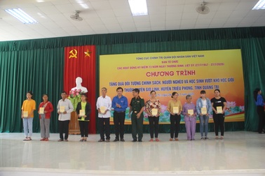 Thanh niên Quân đội, Cục Chính trị Quân khu 4 tặng quà gia đình chính sách
