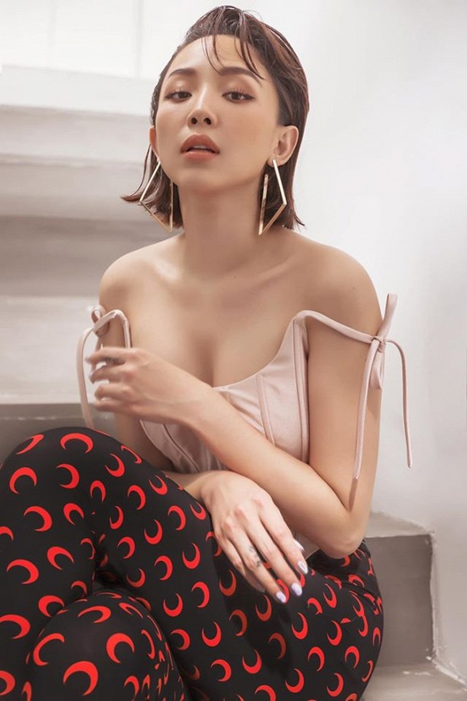 Ca sĩ Tóc Tiên khoe khéo vòng một gợi cảm sau đám cưới bí mật - 2 Ca sĩ Tóc Tiên khoe khéo vòng một gợi cảm sau đám cưới bí mật - 2