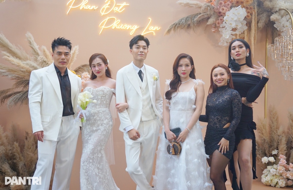 Lễ cưới Phương Lan Nhà bà Nữ: Chú rể bật khóc, Lý Nhã Kỳ nhận hoa cưới - 4 Lễ cưới Phương Lan Nhà bà Nữ: Chú rể bật khóc, Lý Nhã Kỳ nhận hoa cưới - 4