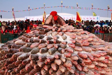 Bức tường kỳ lạ xây bằng... 2000 con cá giữa hồ băng