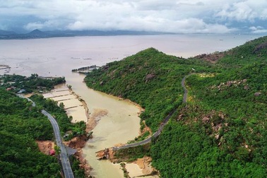 Khắc phục cầu sập ở Cam Ranh để giáo viên qua suối dạy học