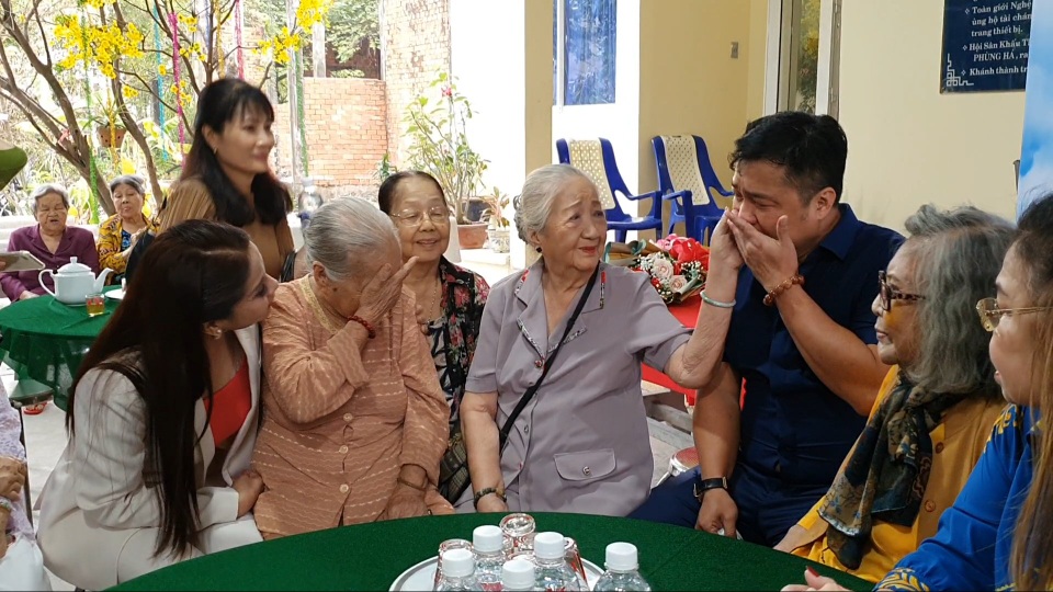 Lý Hùng, Lý Hương bật khóc khi hoàn thành di nguyện của cố NSND Lý Huỳnh - 10 Lý Hùng, Lý Hương bật khóc khi hoàn thành di nguyện của cố NSND Lý Huỳnh - 10
