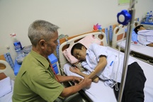 "Con ơi, 3 anh trai con đã chết rồi, con đừng bỏ bố đi nốt !"