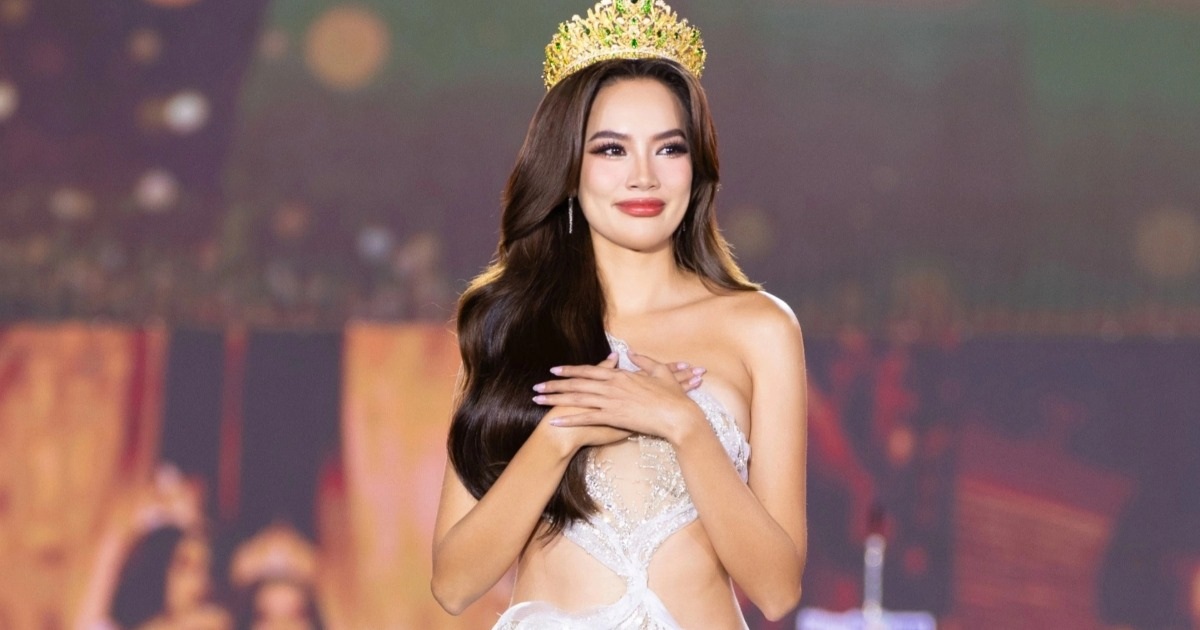 Tối 3/8, trong chung kết Miss Grand Vietnam 2024, Lê Hoàng Phương thực hiện những bước chân cuối cùng trên cương vị đương kim hoa hậu. Khoảnh khắc xúc động của người đẹp 9X nhận được sự quan tâm từ nhiều khán giả.